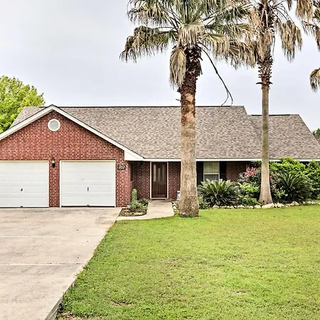 Mcqueeny Hill Country Home With Covered Patio